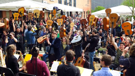 Thanks-Jimi-Festival: Die Teilnehmer reckten ihre Klampfen gen Himmel, damit besser gezählt werden kann.