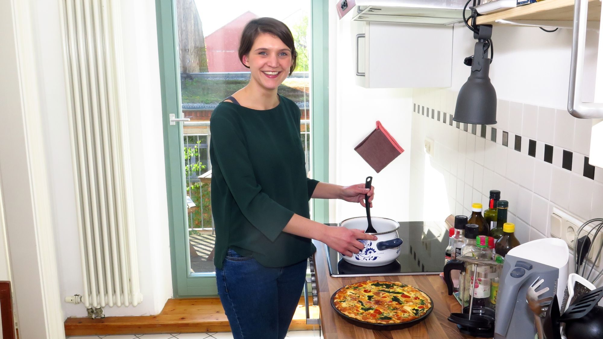 Wohnzimmer-Dinner: Platz ist in der kleinsten Hütte - in der winzigen Küche will Verena für acht Personen kochen.