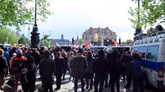 Die Gegendemonstranten trillerten und riefen.