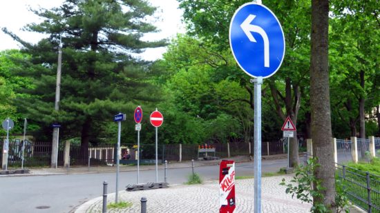 Jägerstraße und Nordstraße teilweise gesperrt: Die Ausschilderung steht schon bereit. Noch stören parkende Autos den Baubeginn.