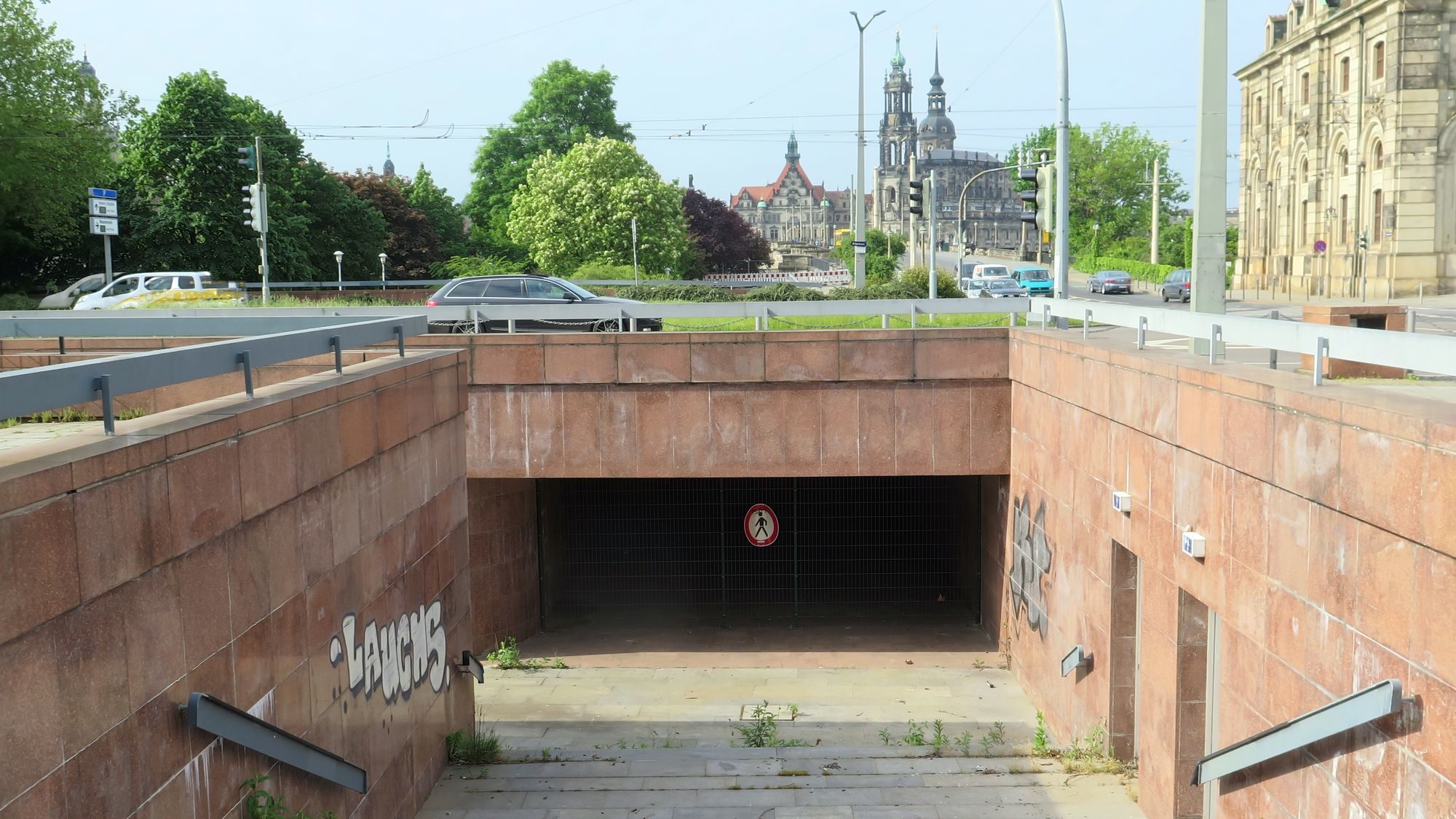 Es grünt so grün auf der Tunnelrampe.