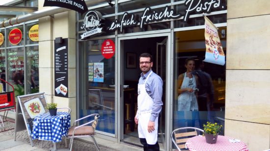 Fred vor seinem Nudel-Bistro