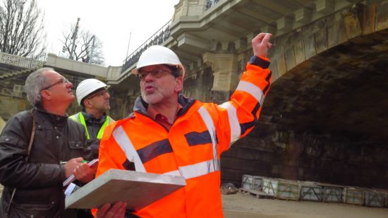 Reinhard Koetnitz zeigt die neuen Brückenkappen an der Albertbrücke - Foto: Archiv