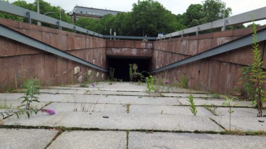 Das Gras sprengt den Beton - bzw. die Granitplatten. Hier am Aufgang zur Haltestelle.