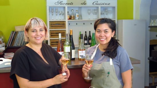 Mayra Castillo und Anne Alvero mischen die Weinpinte auf.