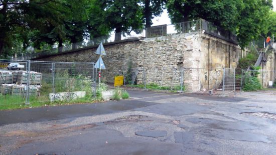 Die kleine Nebenbrücke soll erst im Herbst wieder errichtet werden.