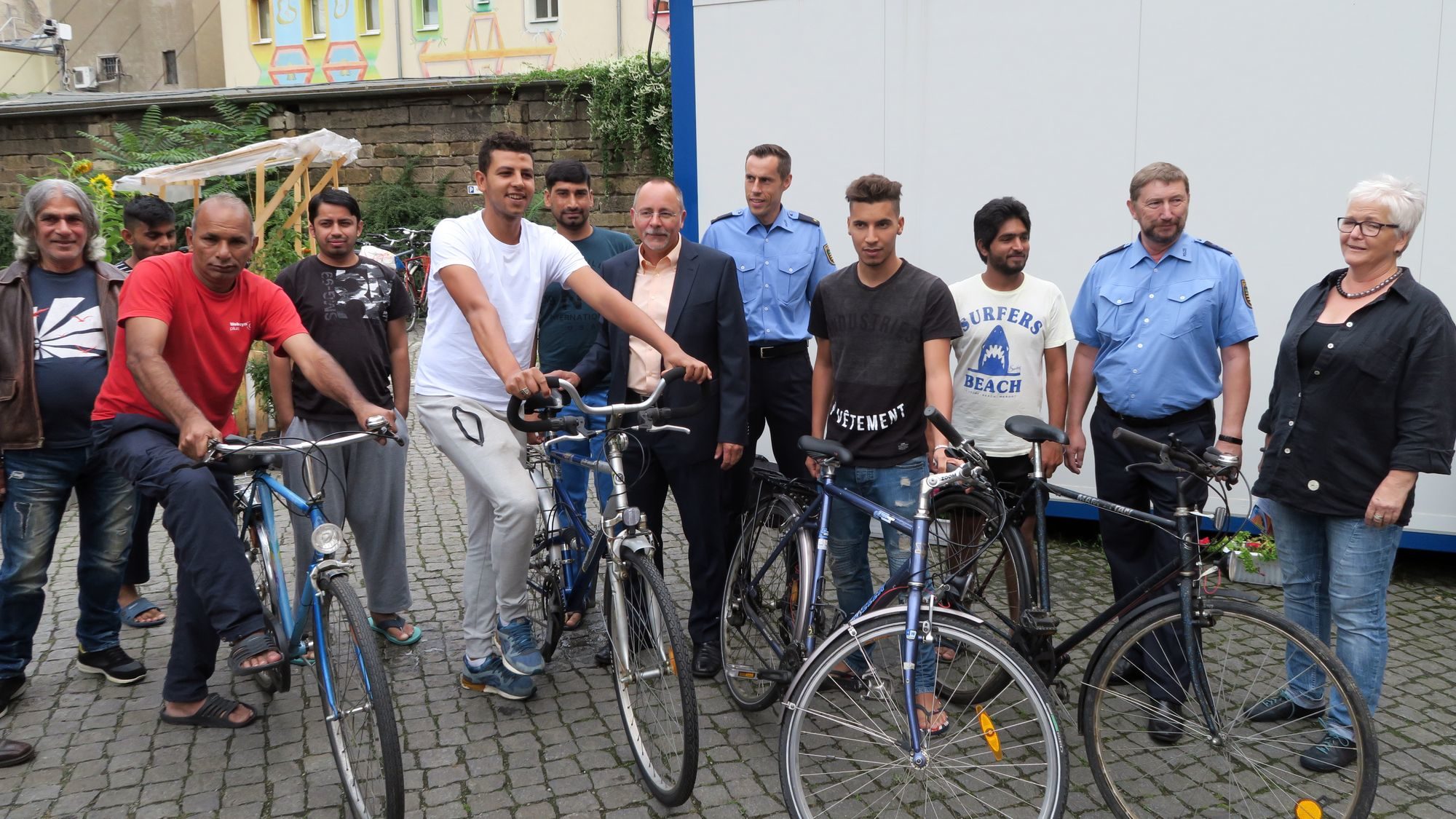 Fahrräder für Asylbewerber: Ortsamtsleiter Barth und Revierleiter Imhof übergaben die Räder.