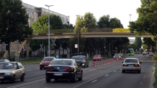 Wird abgerissen: Fußgängerbrücke am Archivplatz