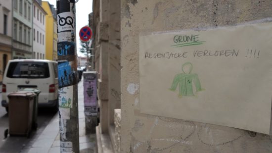 Grüne Regenjacke vermisst. 