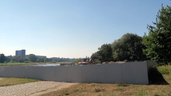 Fußgängertunnel: Arbeiten hinter blickdichten Wänden.