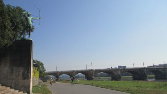 Schuss ins Blaue. Die Albertbrücke von der elbabwärtigen Seite gesehen