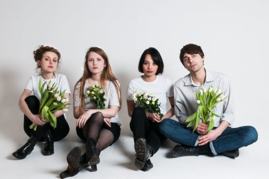 Die Heiterkeit: Sonja Deffner, Stella Sommer, Hanitra Wagner, Philipp Wulf. Foto: Malte Spindler