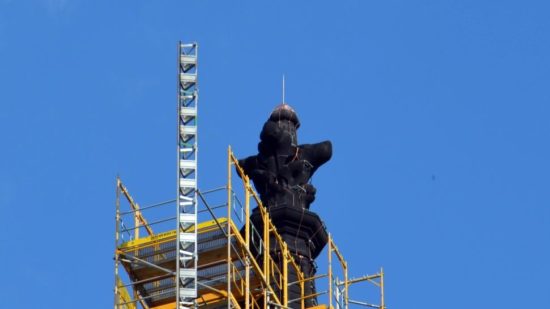 Die Kreuzblume auf der Martin-Luther-Kirche ist wieder zu sehen.