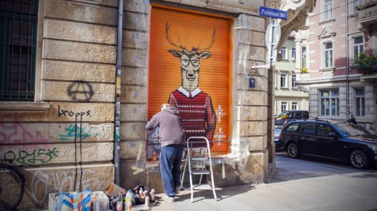 Auf der Pulsnitzer Straße leuchtet es orange.