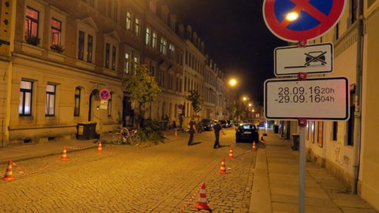 Die Parkstreifen wurden für den Fuhrpark der Dreh-Crew abgesperrt.