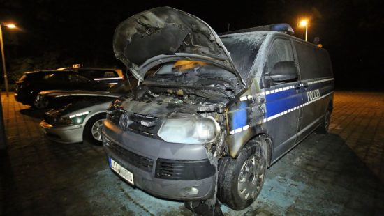 Ausgebrannter Polizei-Bus - Foto: Roland Halkasch