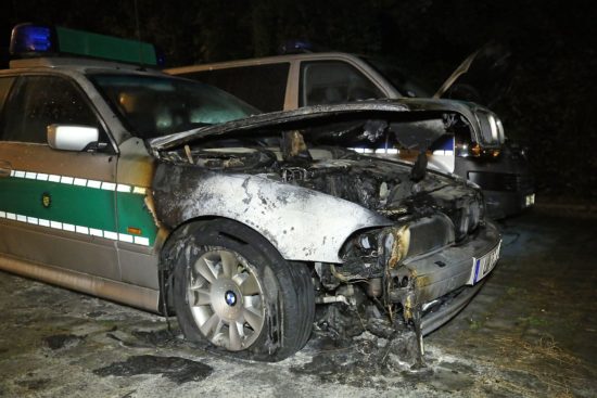 Ausgebranter Einsatzwagen der Polizei. Foto: Roland Halkasch