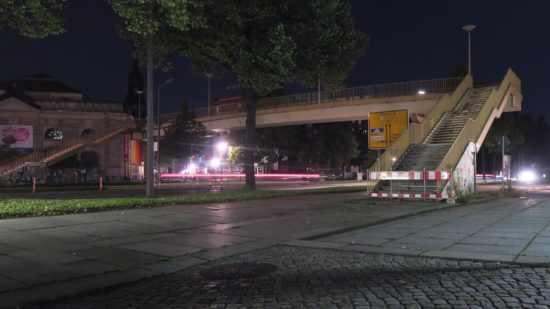 Wird bis Ende Nobember abgerissen. Brücke über die Albertstraße.