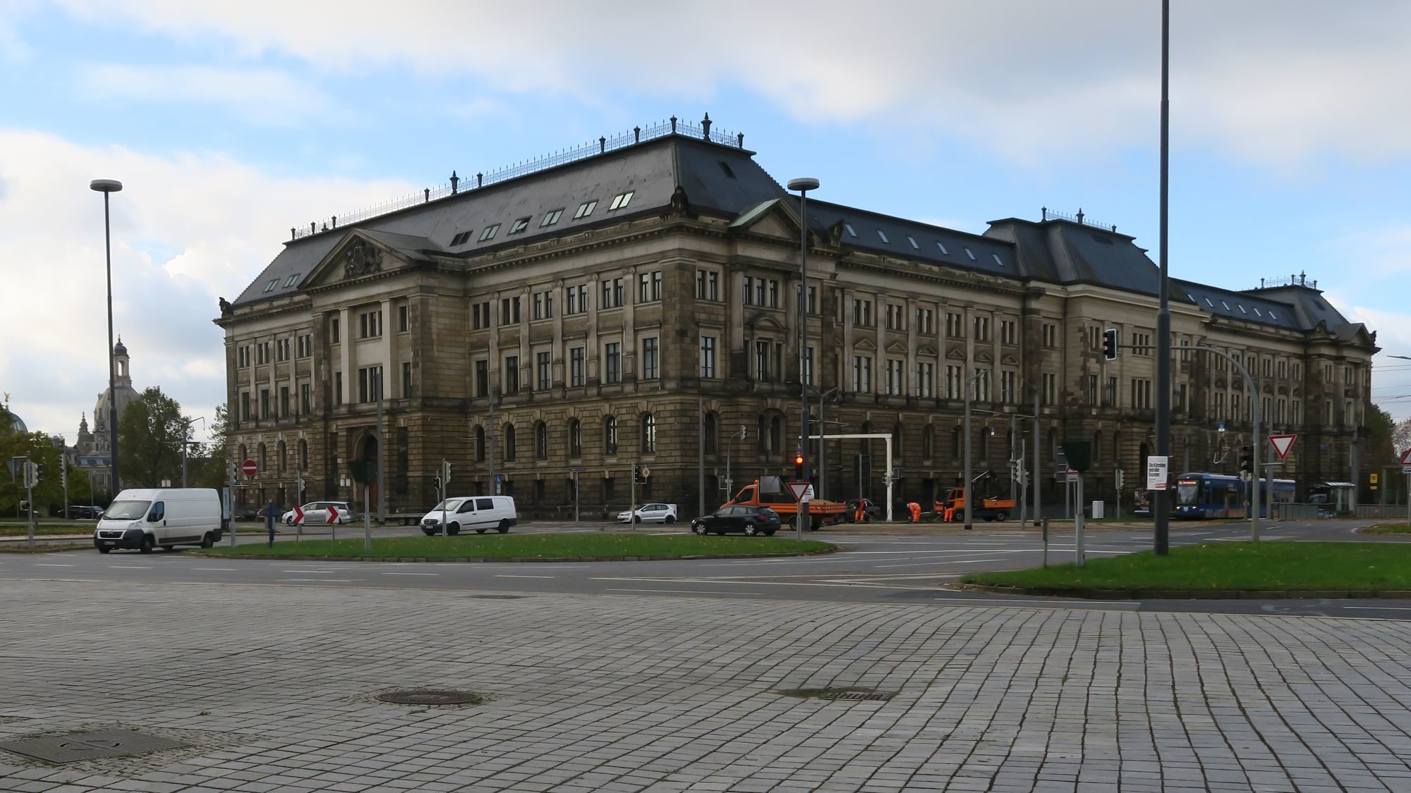 Finanzministerium am Carolaplatz