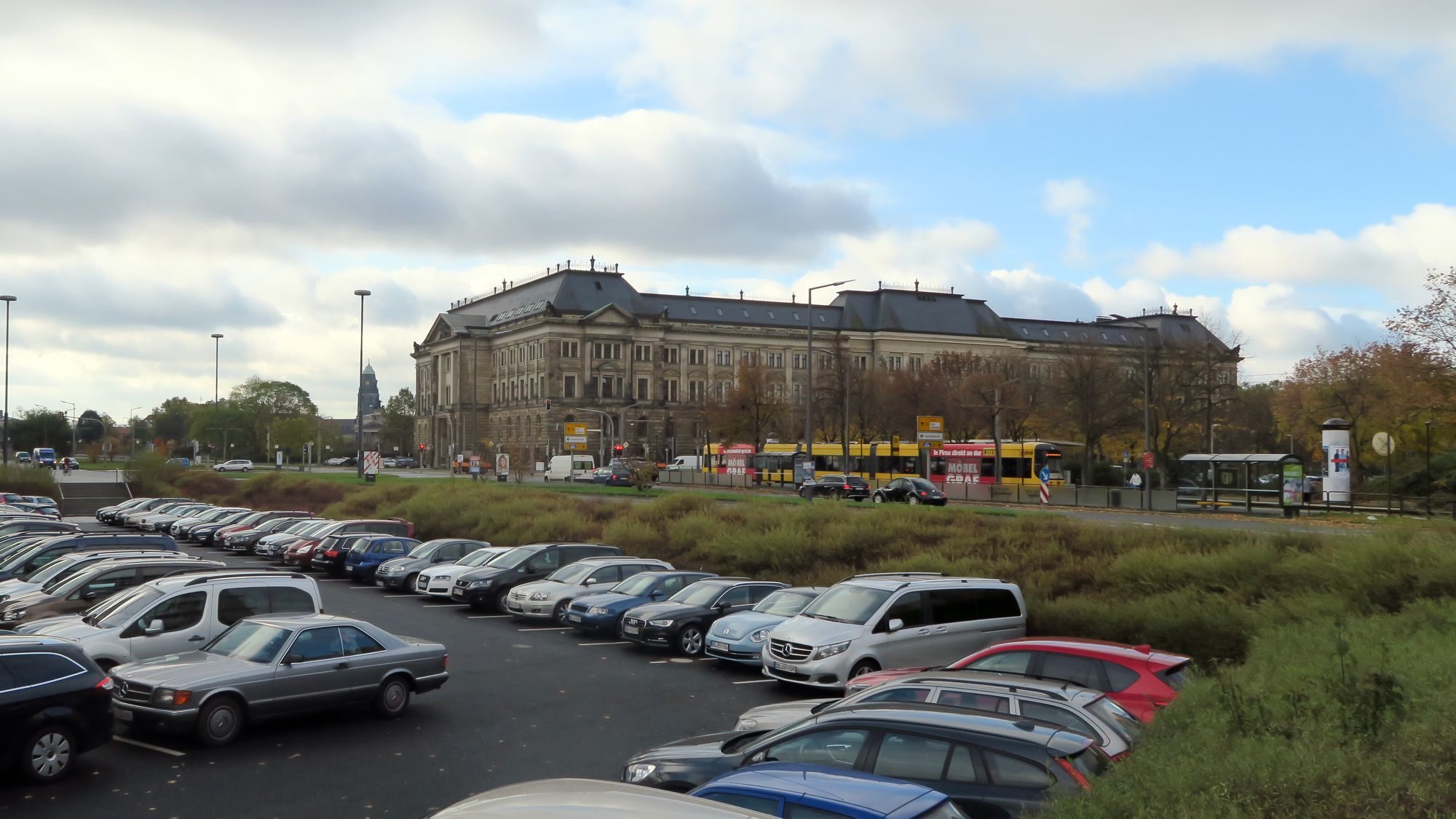 Finanzministerium am Carolaplatz