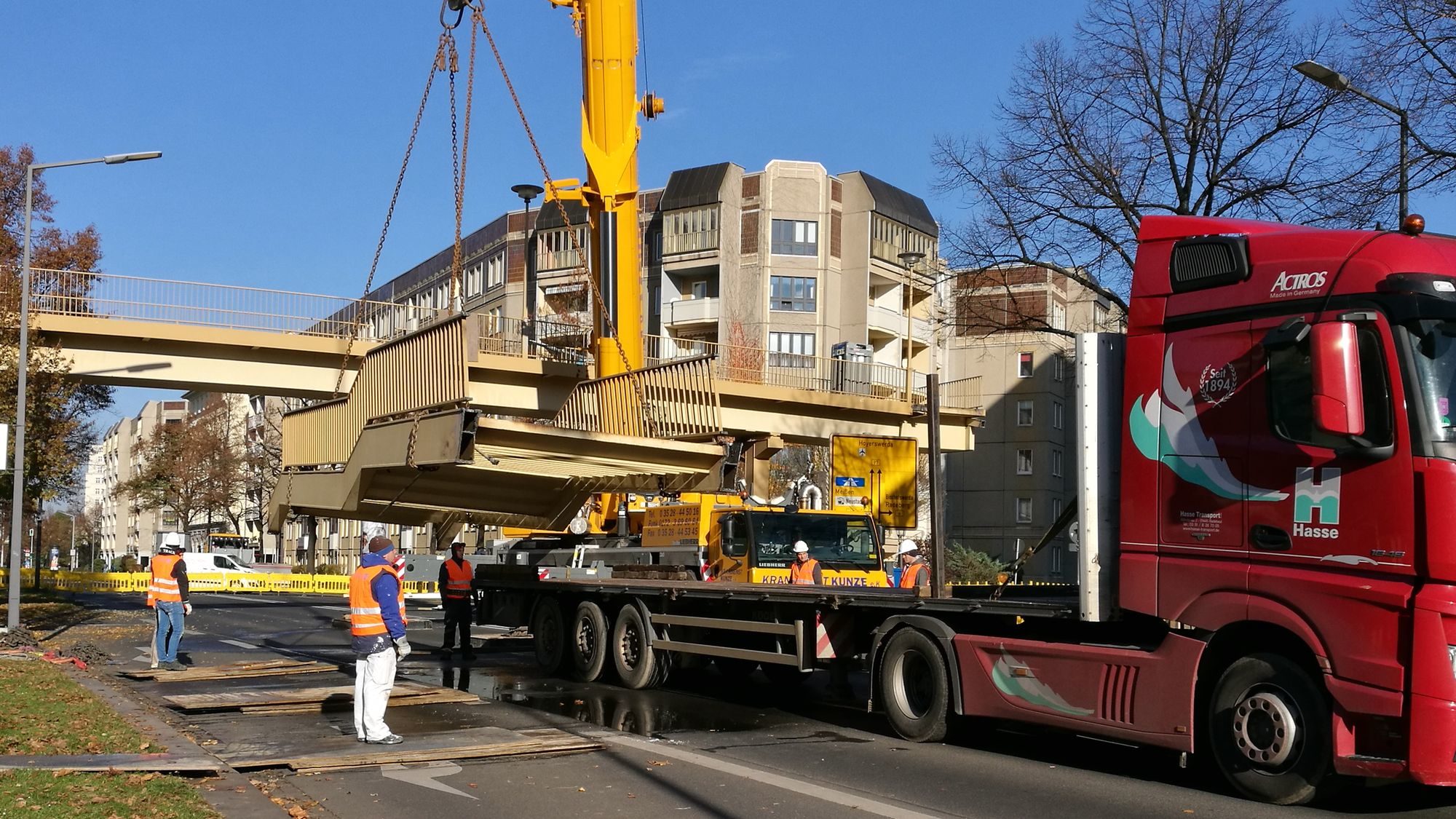 Die demontierten Stahltreppen kamen auf einen Schwerlasttranporter.