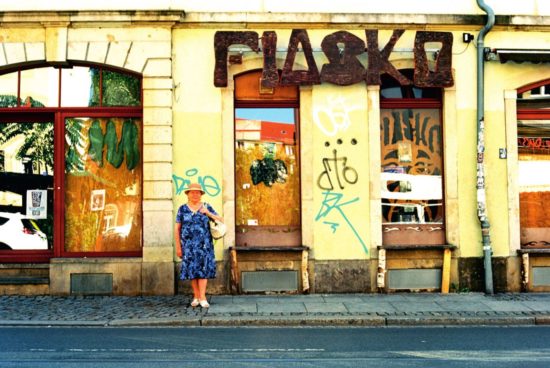 Der Juli: die Dame vorm Fiasko.