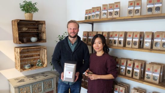 Jonas Schindler und Qingyang Cao verkaufen Tee.