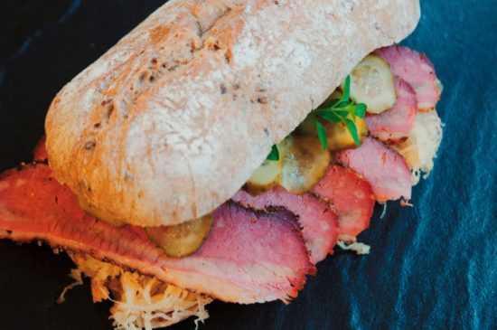 Geräuchert und hauchdünn geschnitten kommt die Pastrami auf's Sandwich zusammen mit Krautsalat.