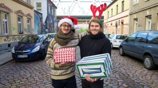 Johannes und Oliver sammeln Päckchen für Heimkinder.