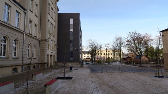 Im Hof der Schule ist genug Platz für die aktuelle Situation, aber nicht genug, falls die Schule wachsen soll.