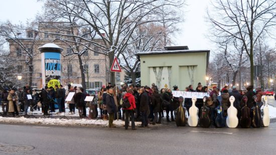 Protestkundgebung vor dem Heinrich-Schütz-Konservatorium