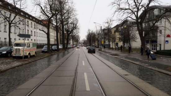 Zurzeit sind die Gleise zwischen Paulstraße und Stauffenbergallee einbetoniert. 