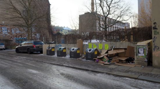 Pappe am Straßenrand