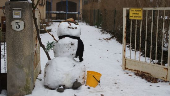 Eiskalt widersetzt. Ein Schneemann hält die Stellung.