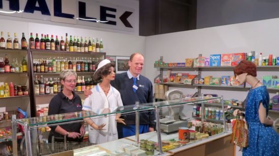 Lieblingsplatz in der Kaufhalle Peter Simmel und Austellungsorganisatorin Gabi Reißig