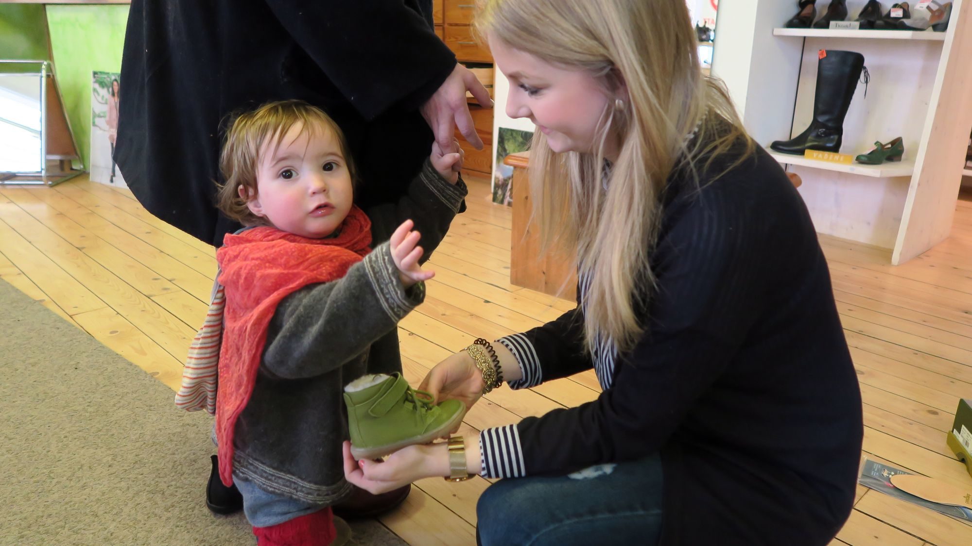 Verkäuferin Jenny Greif versucht passende Schuhe für Hugo zu finden, der zeigt sich aber recht uninteressiert. 