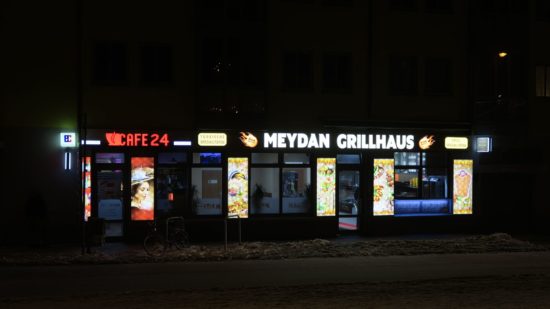 Meydan heißt sowohl im Türkischen als auch im Ukrainischen (майдан) "Platz"