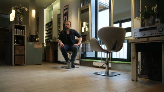 Zwei Stühle und ein Friseur.