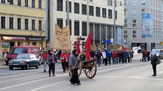 Sogar eine Kanone wurde mitgeschleppt.