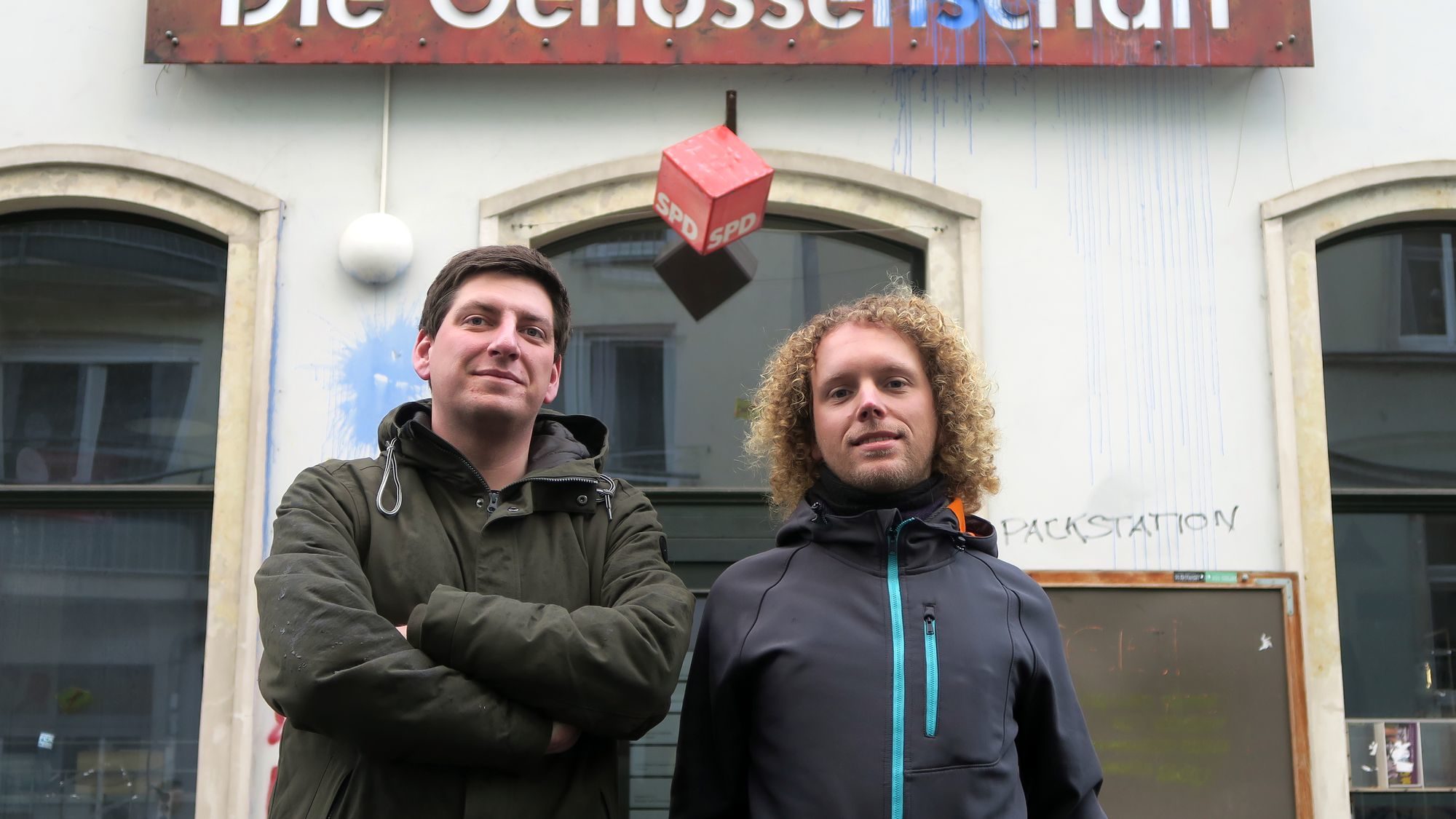 Benjamin Kümming und Felix Göhler vor der Genossenschaftszentrale auf der Prießnitzstraße