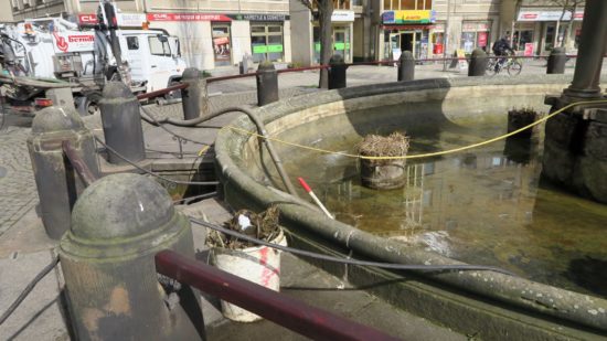 Das komplette Wasser wurde abgepumpt und der Schlamm wird aus dem Brunnenbecken entfernt.