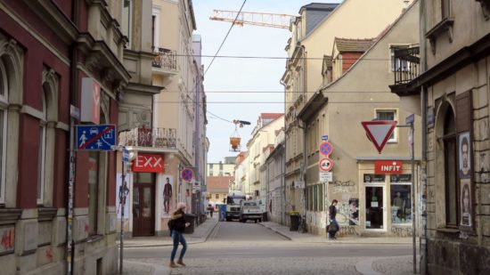 Gelegentlich kommt ein Beton-Mischer vorbei.