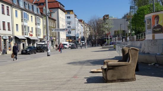 Gut, dass auf dem Scheunevorplatz ein gemütlicher Sessel steht, damit man die sich ständig verändernde Straße im Blick behalten kann.