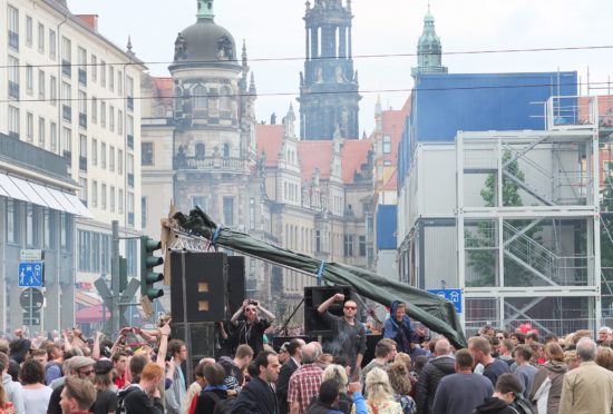 Die Straße als Dancefloor. Mit dicken Bässen ging es durch die Altstadt, wo am Postplatz eine Zwischenkundgebung stattfand.