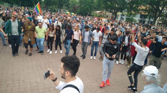 Auf dem Alaunplatz zog ein Rundtanz immer größer werdende Kreise.