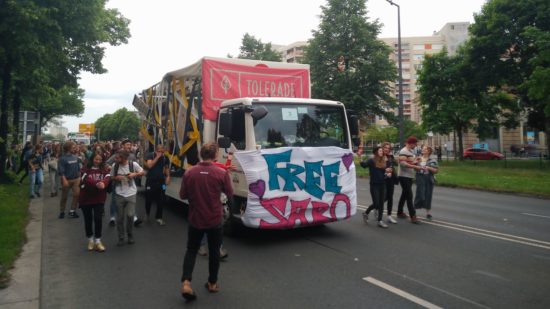 Der Wagen des Sabotage Dresden machte mit seinem Transparent auf die prekäre Lage des Clubs aufgrund wiederholter Lautstärkebeschwerden der neueren Nachbarschaft aufmerksam.