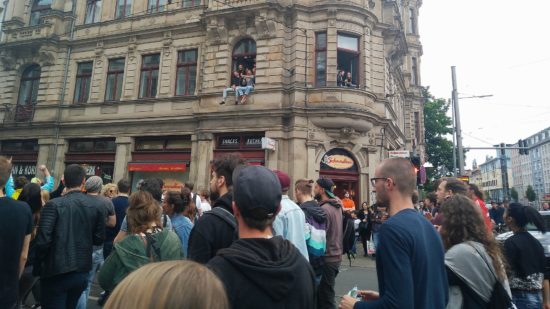 Der tanzende Zug wird in der Neustadt begrüßt.