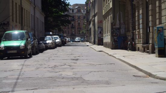 Bleibt Einbahnstraße - die Pulsnitzer - künftig aber ohne Parkflächen zwischen Martin-Luther-Platz und Louisenstraße