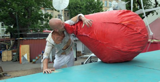 Mit riesiger Nase will Tänzer Anton Adasinsky auf den Beginn der Buden aufmerksam machen. 