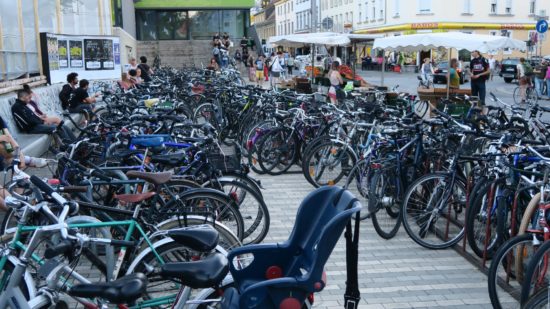 Grob gezählt: 300 Fahrräder (inklusive einem Tandem) standen gestern vor der Scheune.